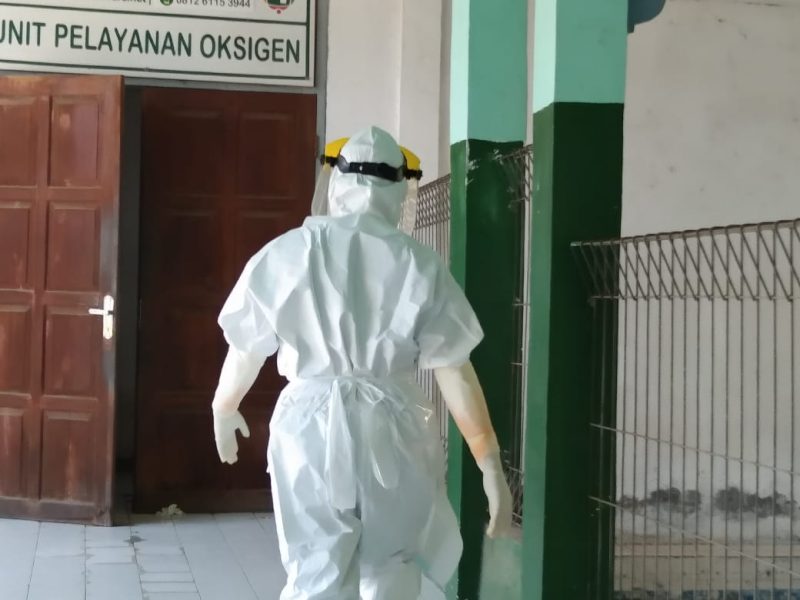 Tenaga kesehatan di RSUD TC Hillers beberapa waktu lalu (foto: istimewa)