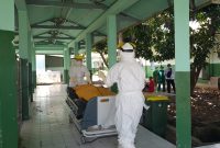 Pasien covid yang meninggal dibawa ke kamar mayat, Rabu (25/11)
