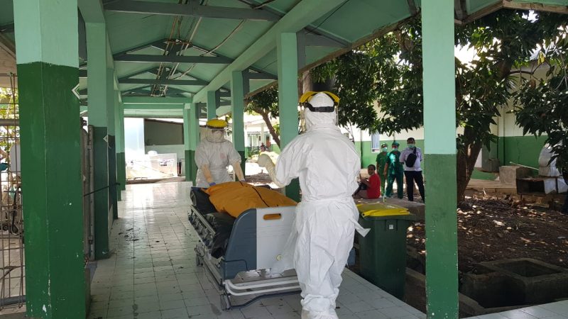 Pasien covid yang meninggal dibawa ke kamar mayat, Rabu (25/11)

