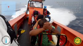 Suasana evakuasi penumpang speedboat Puskesmas Teluk