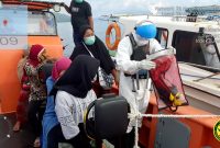 Evakuasi penumpang speed Puskesmas Teluk, Kamis (26/11)