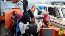 Evakuasi penumpang speed Puskesmas Teluk, Kamis (26/11)