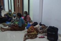 Pengungsi tidur beralaskan kardus bekas (foto: istimewa)