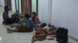 Pengungsi tidur beralaskan kardus bekas (foto: istimewa)