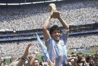 Diego Maradona mengangkat tropi Piala Dunia (foto: istimewa)
