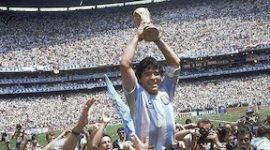 Diego Maradona mengangkat tropi Piala Dunia (foto: istimewa)
