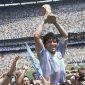 Diego Maradona mengangkat tropi Piala Dunia (foto: istimewa)
