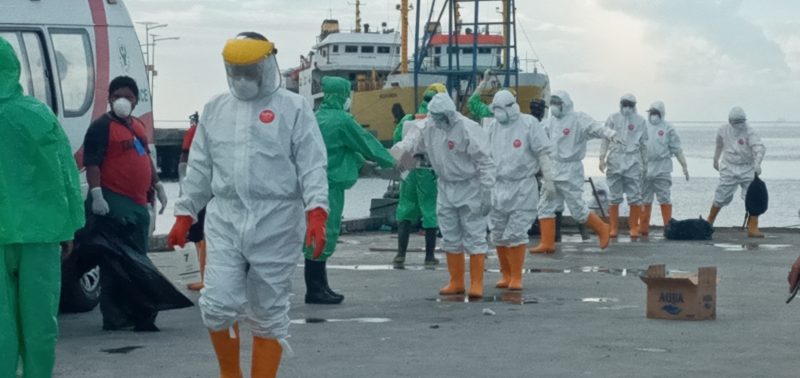 Tim Medis usai melakukan rapid test terhadap ABK KM Lambelu, awal April 2020 lalu