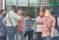 Ketua BPD Nita Herman Ranu (paling kanan, masker kuning) di Kantor Kejaksaan Maumere, Jumat (4/12)