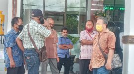 Ketua BPD Nita Herman Ranu (paling kanan, masker kuning) di Kantor Kejaksaan Maumere, Jumat (4/12)