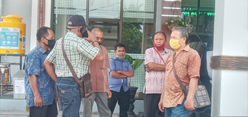Ketua BPD Nita Herman Ranu (paling kanan, masker kuning) di Kantor Kejaksaan Maumere, Jumat (4/12)