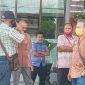 Ketua BPD Nita Herman Ranu (paling kanan, masker kuning) di Kantor Kejaksaan Maumere, Jumat (4/12)
