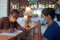 Ketua BPD Nita di Kantor Kejaksaan Negeri Maumere, Jumat (4/12)