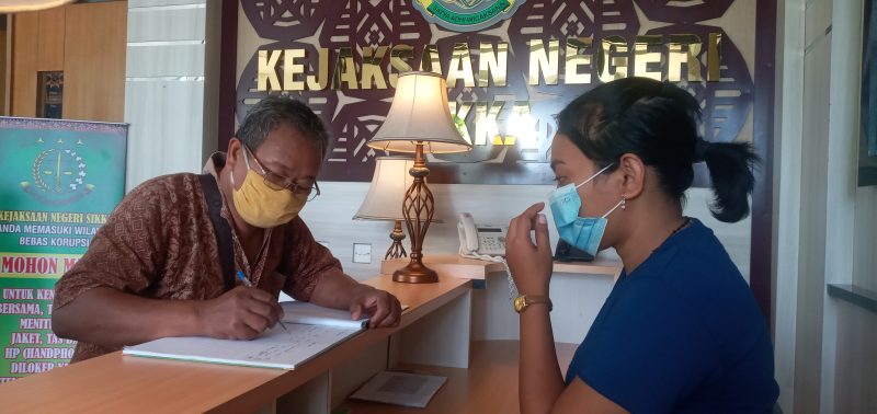 Ketua BPD Nita di Kantor Kejaksaan Negeri Maumere, Jumat (4/12)