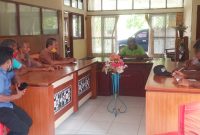 Ketua dan anggota BPD Nita bersama tokoh masyarakat dan tokoh pemuda bertemu Sekretaris Dinas Pemdes, Jumat (4/12)
