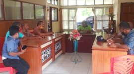 Ketua dan anggota BPD Nita bersama tokoh masyarakat dan tokoh pemuda bertemu Sekretaris Dinas Pemdes, Jumat (4/12)
