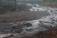 Banjir lava dingin dari puncak Gunung Ile Lewtolok, Minggu (6/12) (foto: istimewa)