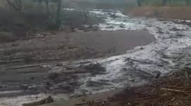 Banjir lava dingin dari puncak Gunung Ile Lewtolok, Minggu (6/12) (foto: istimewa)