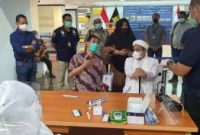 Rizieq Shihab melakukan pemeriksaan swab antigen sebelum melaksanakan pemeriksaan di Polda Metro Jaya, Sabtu (12/12) (foto: istimewa)
