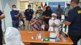 Rizieq Shihab melakukan pemeriksaan swab antigen sebelum melaksanakan pemeriksaan di Polda Metro Jaya, Sabtu (12/12) (foto: istimewa)
