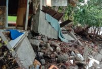 Salah satu kondisi bangunan yang roboh di Blue Ocean, Minggu (13/12)