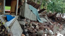 Salah satu kondisi bangunan yang roboh di Blue Ocean, Minggu (13/12)