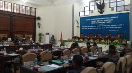 Suasana paripurna persetujuan penetapan APBD Sikka 2021, Senin (14/12)