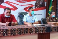 Kajari Maumere Fahmi didampingi Kasi Intel Kornelis Oematan dan Kasi Pidsus Jeremias Pena memberikan keterangan pers terkait pencatutan nama lembaga tersebut, Kamis (17/12)