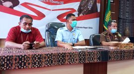 Kajari Maumere Fahmi didampingi Kasi Intel Kornelis Oematan dan Kasi Pidsus Jeremias Pena memberikan keterangan pers terkait pencatutan nama lembaga tersebut, Kamis (17/12)