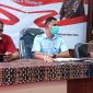 Kajari Maumere Fahmi didampingi Kasi Intel Kornelis Oematan dan Kasi Pidsus Jeremias Pena memberikan keterangan pers terkait pencatutan nama lembaga tersebut, Kamis (17/12)