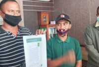 Salah satu pengurus PKB Sikka memperlihatkan bukti fotocopy pernyataan yang mengandung dugaan pencemaran nama baik dan pemfitanahan, Kamis (17/12)