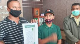 Salah satu pengurus PKB Sikka memperlihatkan bukti fotocopy pernyataan yang mengandung dugaan pencemaran nama baik dan pemfitanahan, Kamis (17/12)