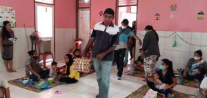 Wartawan di Sikka Salurkan 1.170 Butir Telur Ayam untuk Anak Stunting