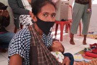 Maria Falentina Manggo bersama anaknya Junero di Rumah Stunting, Selasa (22/12)