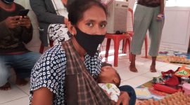 Maria Falentina Manggo bersama anaknya Junero di Rumah Stunting, Selasa (22/12)