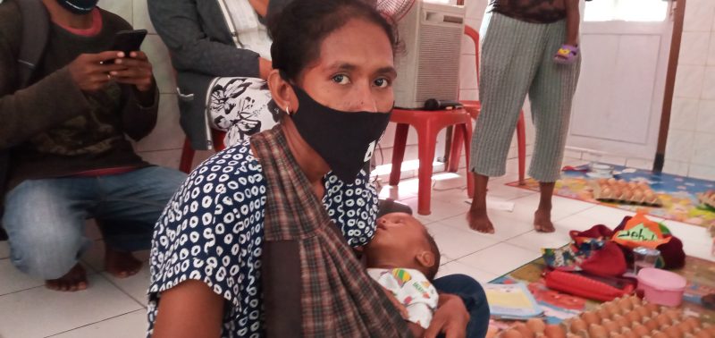 Maria Falentina Manggo bersama anaknya Junero di Rumah Stunting, Selasa (22/12)