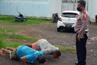 Warga yang terjaring tidak mengenakan masker dihukum push-up, Rabu (23/12)