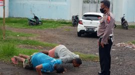 Warga yang terjaring tidak mengenakan masker dihukum push-up, Rabu (23/12)