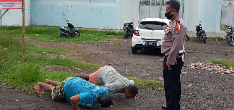 Warga yang terjaring tidak mengenakan masker dihukum push-up, Rabu (23/12)