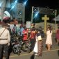 Umat mengikuti Misa Malam Natal dari depan pintu masuk gerbang utama Gereja Katedral, Kamis (24/12) malam