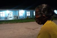 Theresia More, istri pasien yang meninggal akibat Covid sedang menangis di dekat ruang isolasi RSUD TC Hillers Maumere, Senin (28/12) malam 
