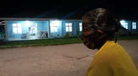 Theresia More, istri pasien yang meninggal akibat Covid sedang menangis di dekat ruang isolasi RSUD TC Hillers Maumere, Senin (28/12) malam 