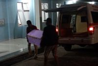 Ambulance menurunkan peti jenazah di ruang isolasi RSUD TC Hillers Maumere, Senin (28/12) malam