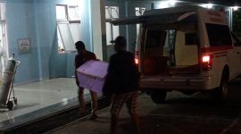 Ambulance menurunkan peti jenazah di ruang isolasi RSUD TC Hillers Maumere, Senin (28/12) malam