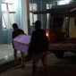 Ambulance menurunkan peti jenazah di ruang isolasi RSUD TC Hillers Maumere, Senin (28/12) malam