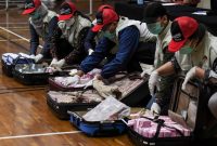 Penyidik KPK menunjukkan barang bukti uang tunai saat konperensi pers tindak pidana korupsi di Kementerian Sosial, Minggu (6/12)(foto: istimewa)