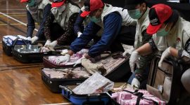 Penyidik KPK menunjukkan barang bukti uang tunai saat konperensi pers tindak pidana korupsi di Kementerian Sosial, Minggu (6/12)(foto: istimewa)