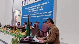 Bupati Sikka memberikan sambutan pada sidang penetapan APBD 2021, Senin (14/12) (foto: istimewa)