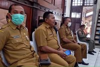 Kepala Bapenda Sikka Adrianus Firminus Parera (kanan) mengikuti sidang persetujuan penetapan APBD 2021, Senin (14/12) (foto: istimewa) 