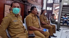 Kepala Bapenda Sikka Adrianus Firminus Parera (kanan) mengikuti sidang persetujuan penetapan APBD 2021, Senin (14/12) (foto: istimewa) 